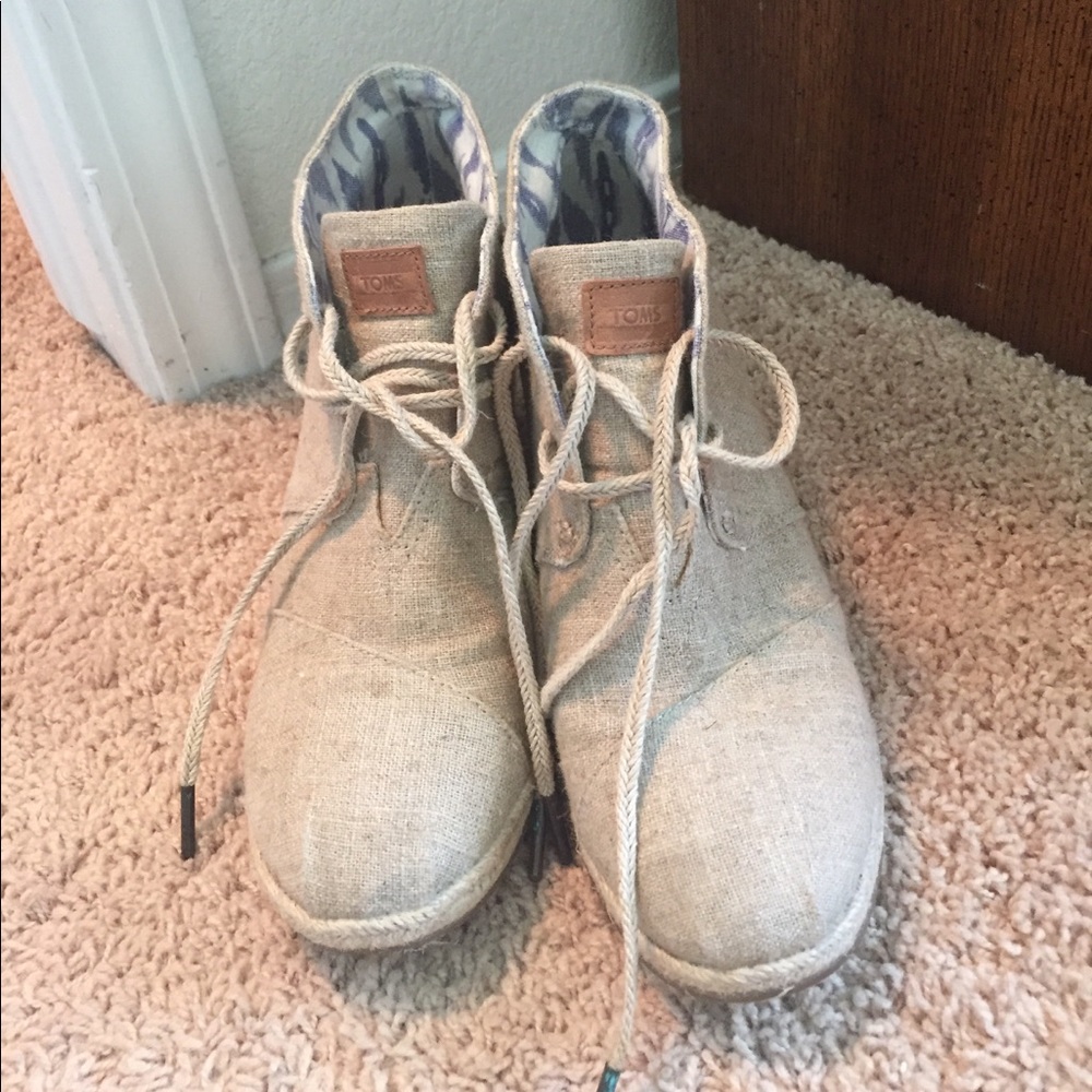 Toms desert wedge bootie
