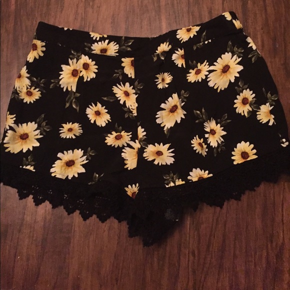 Patterned Shorts - Picture 3 of 4