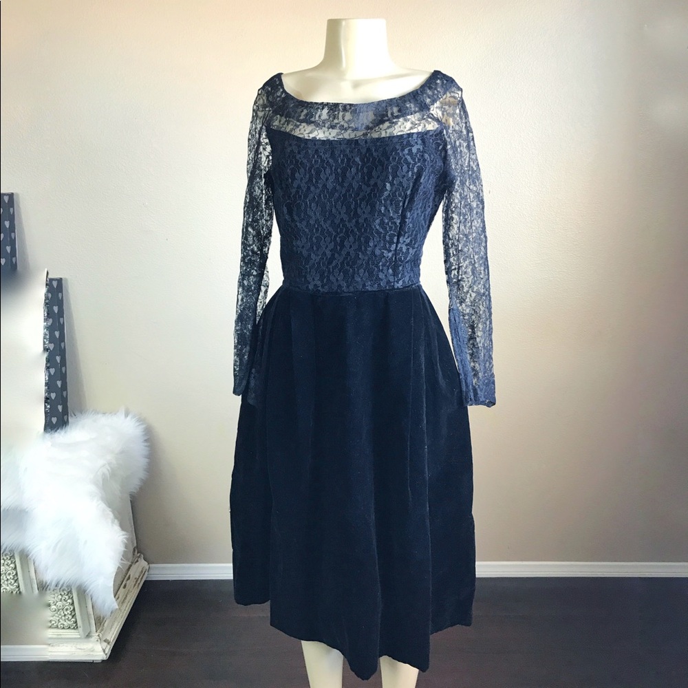 Vintage lace black dress medium