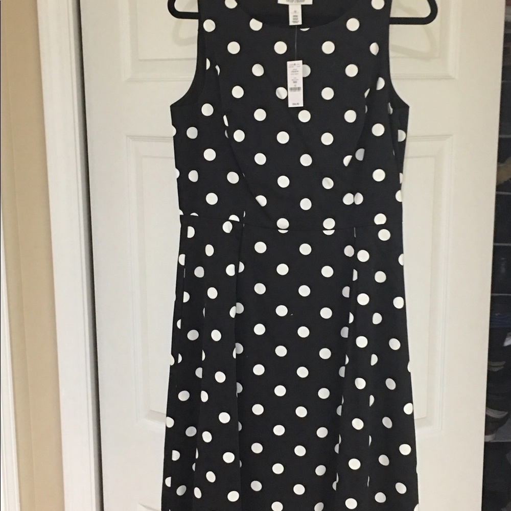 Sleeveless dress with pleats at the waist