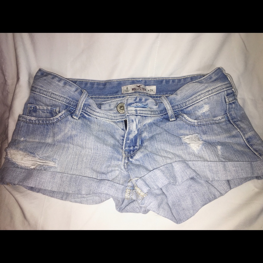 HOLLISTER- lightwashed ripped shorts