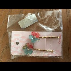 Two sets of hair pins!