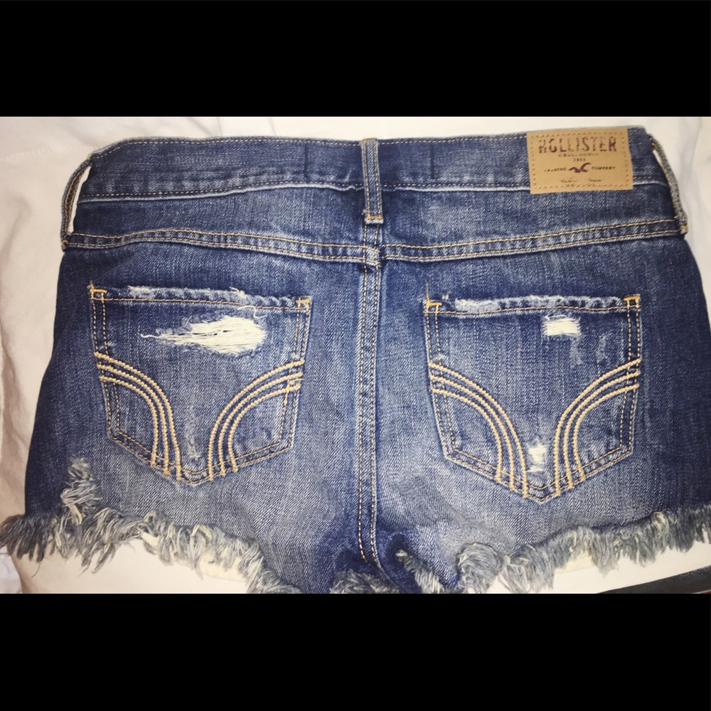 HOLLISTER- high rise denim short shorts