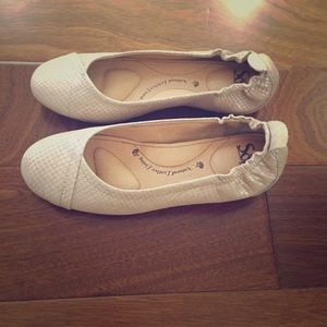Sofft brand taupe colored ballet flats. Never worn