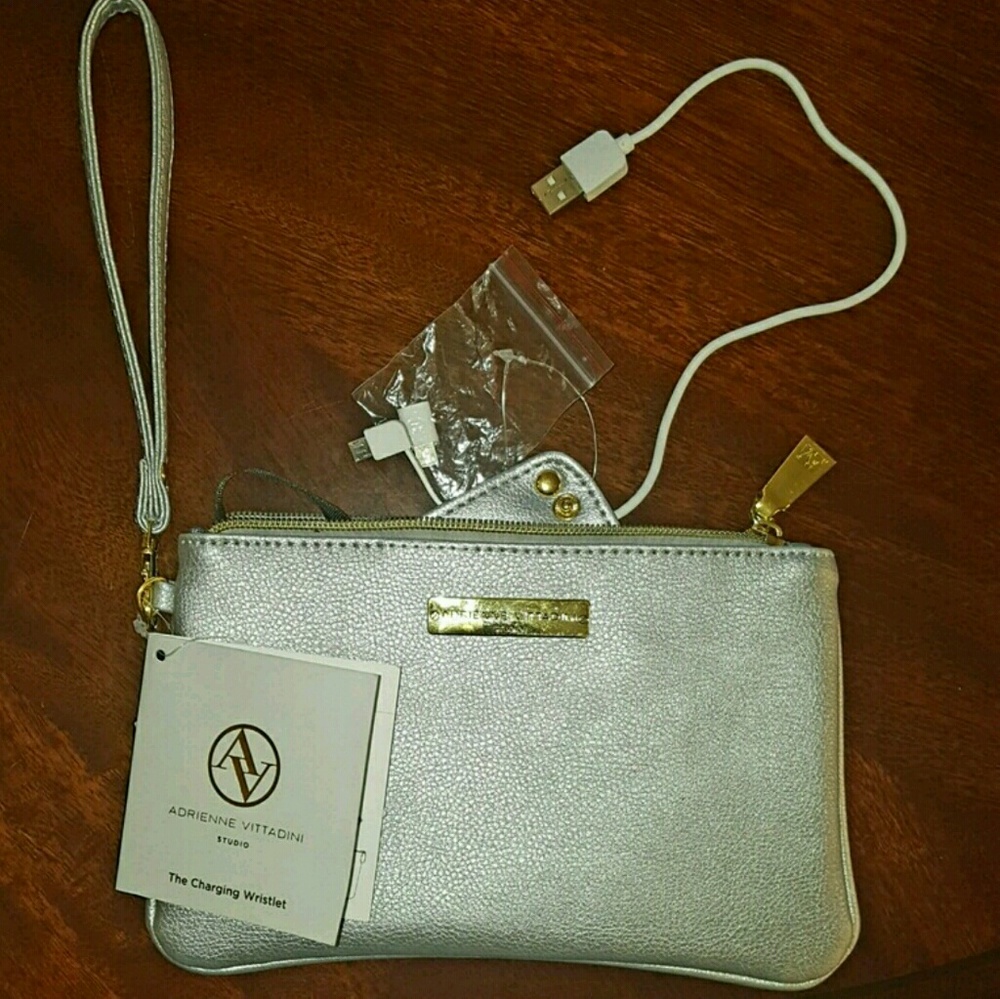 Adrienne vittadini charging wristlet