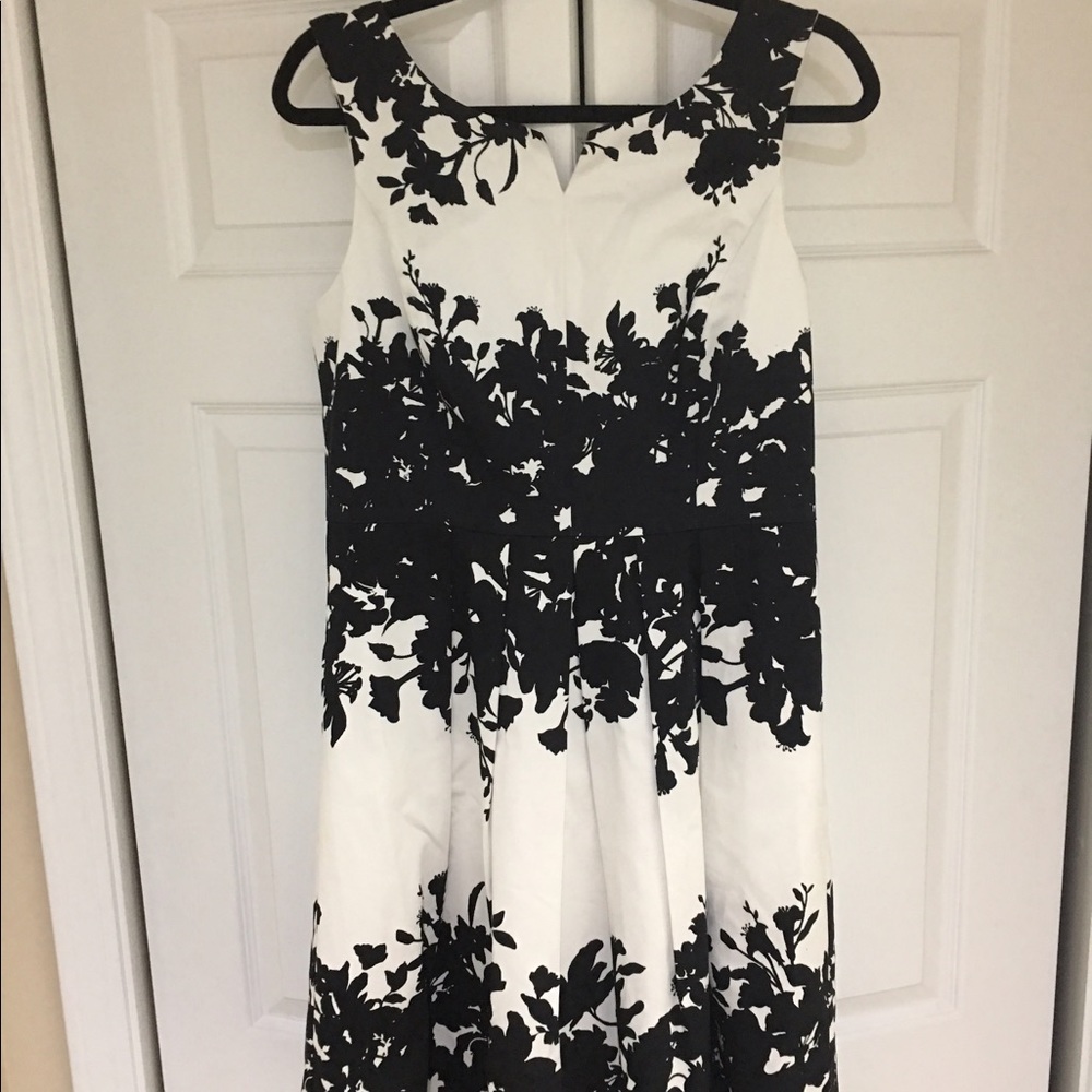 Sleeveless waisted black white dress
