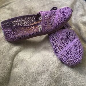 Purple woven lace toms