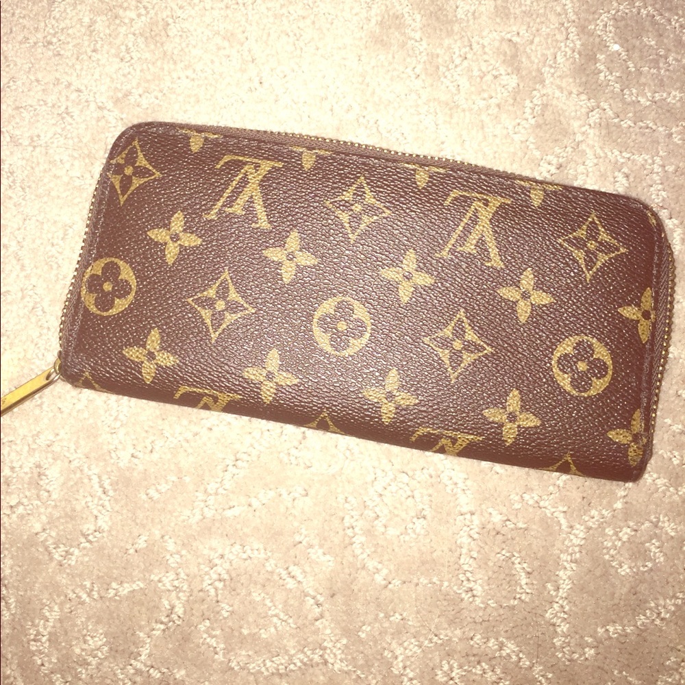 Brown leather wallet w/ monogram print