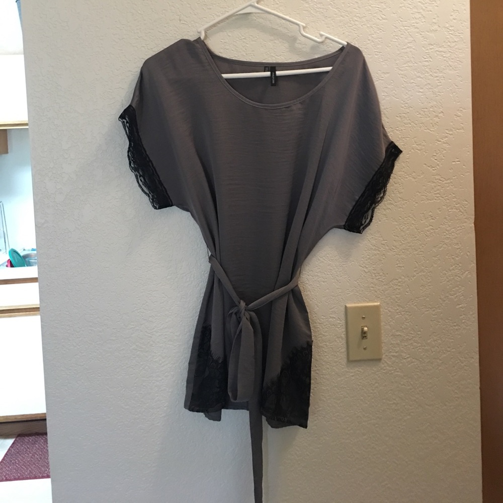 🤓🎒Back2SchoolSale🎒🤓Beautiful Gray Silk Top