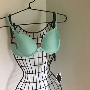Victoria's Secret Push Up Bra- 32C. (Multi-way)
