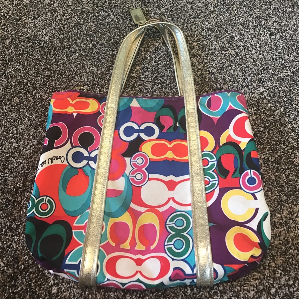 Colorful Coach - Picture 2 of 4