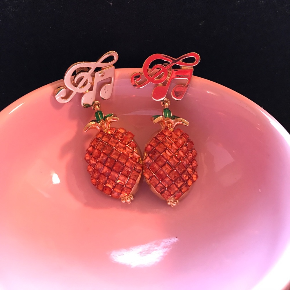 🍍 Swarovski encrusted gold pineapple earrings 🍍