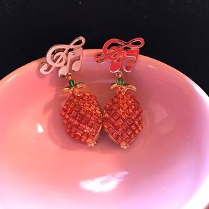 🍍 Swarovski encrusted gold pineapple earrings 🍍