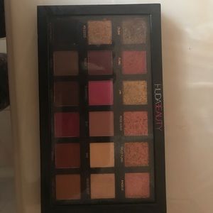 Huda Beauty Rose Gold Eyeshadow Palette!
