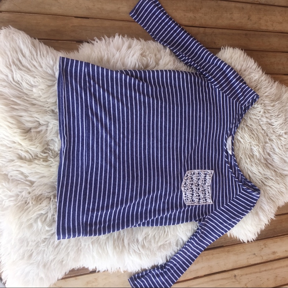 Adorable blue and white stripped 3/4 sleeved shirt