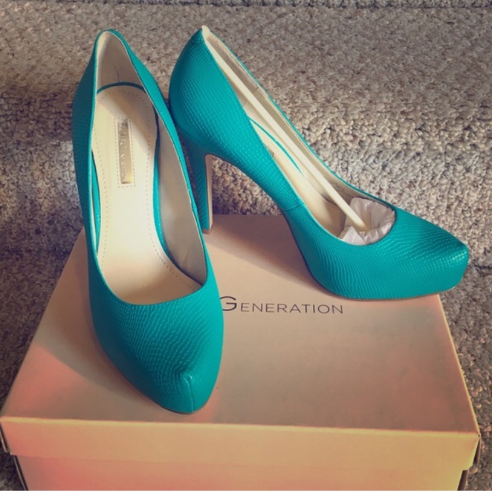 NWT BCBGeneration teal heels!
