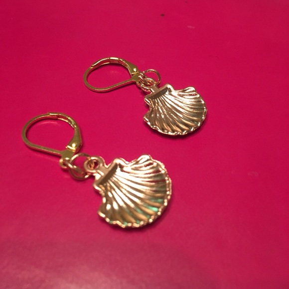 Gold tone shell earrings - Picture 2 of 2