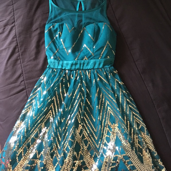 Formal dress - Picture 2 of 4