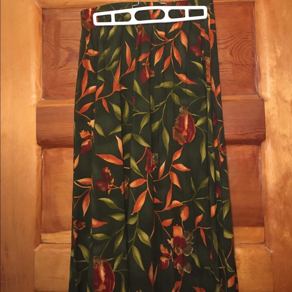 🌼 Olive floral midi skirt 🍂