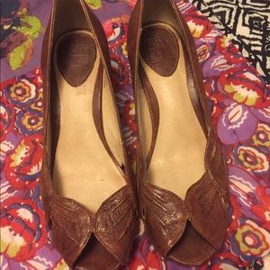 Frye Scalloped Peep toe kitten Heels-6.5