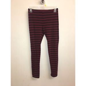 Marrón leggings with black stripes.