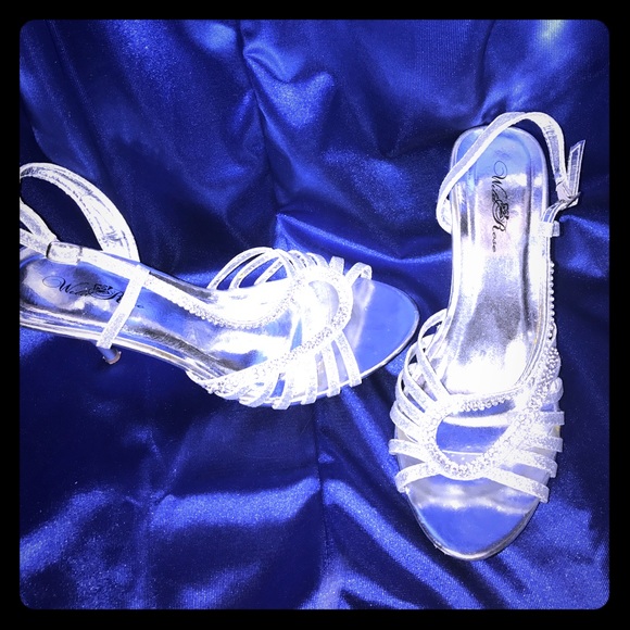 Silver heels - Picture 1 of 5