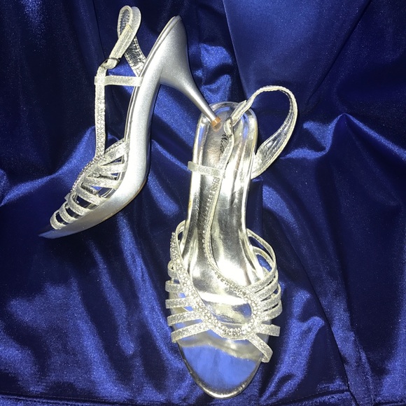 Silver heels - Picture 3 of 5