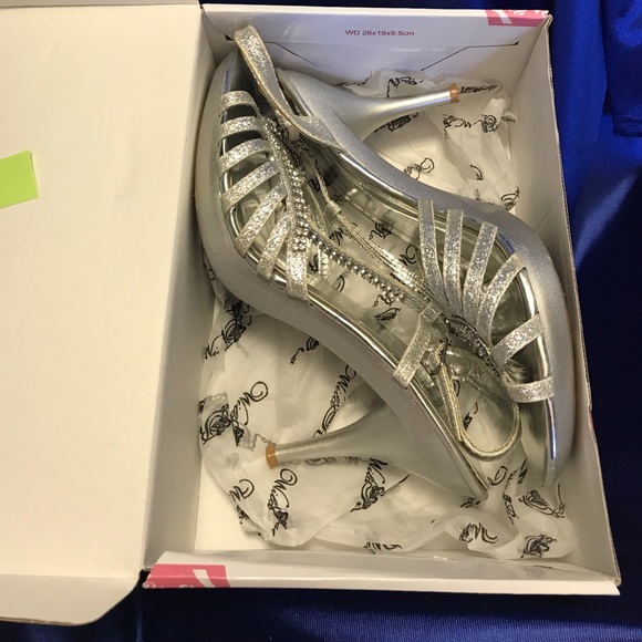 Silver heels - Picture 5 of 5