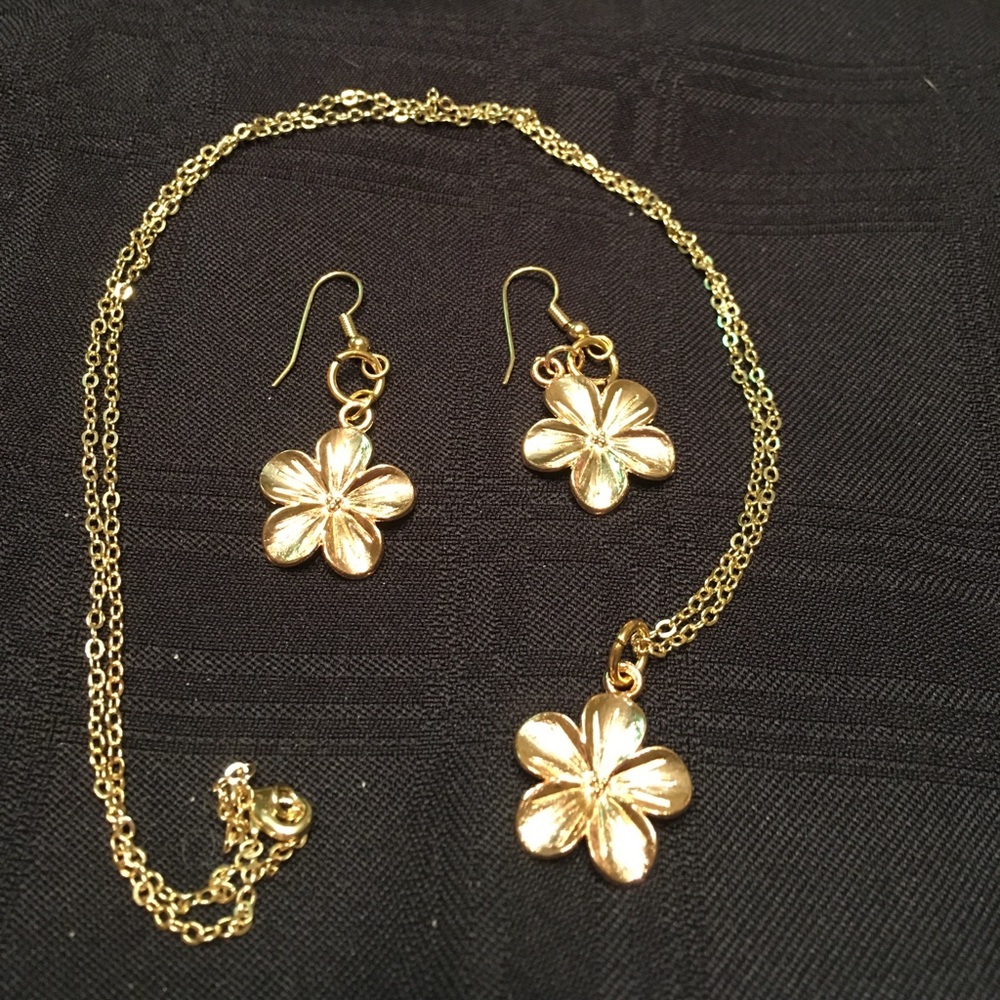 Gold tone flower necklace and earrings