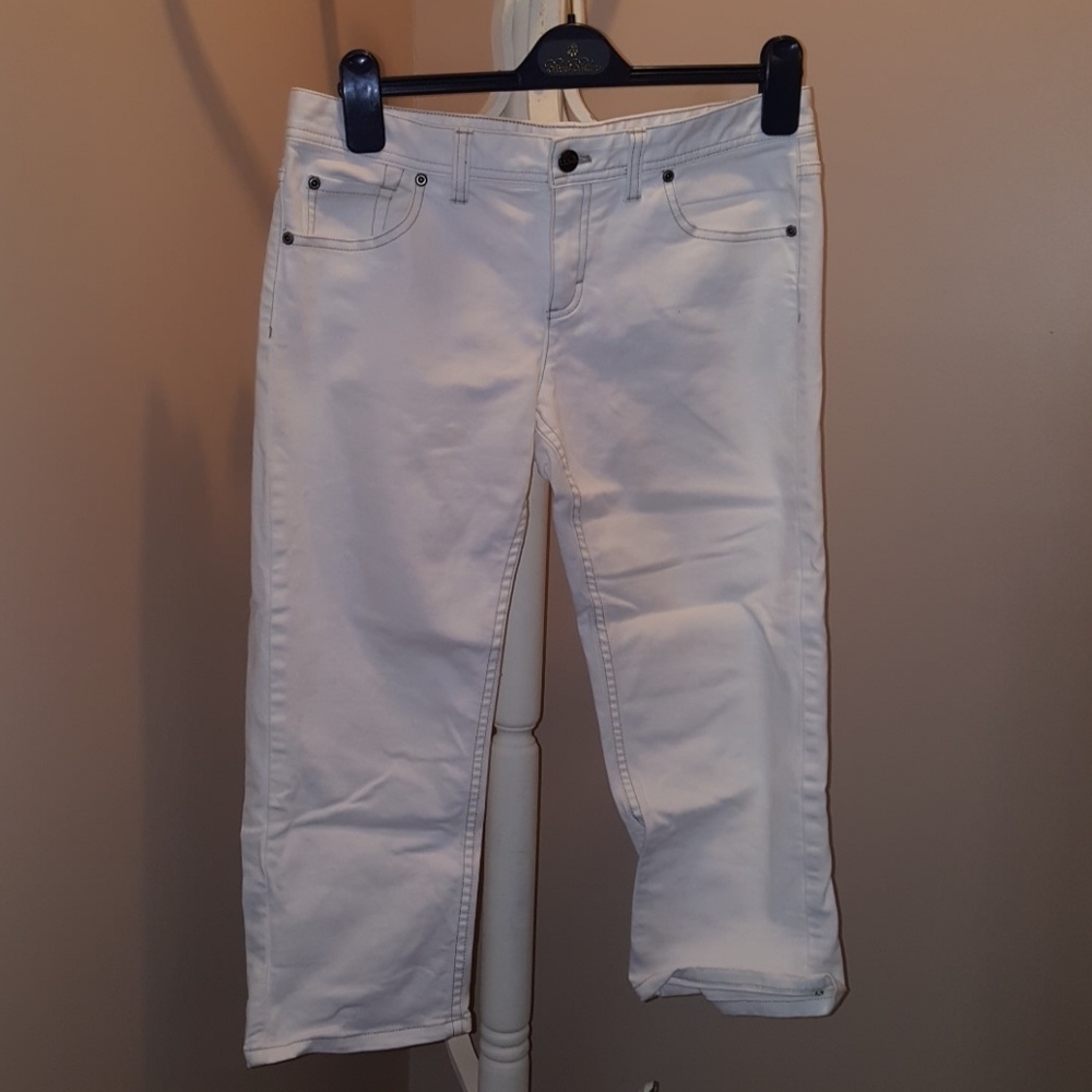 SOLD.  L.L.BEAN White Jean Capris