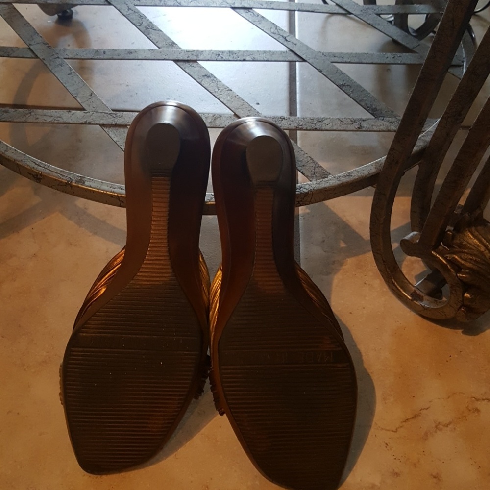 SHOES - Picture 2 of 3