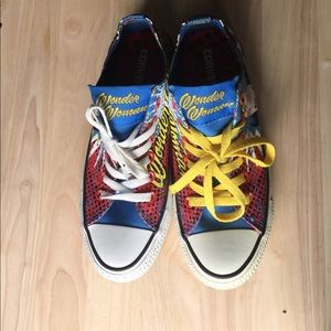 Wonder Woman converse