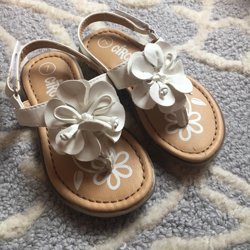 Circo- Size 7 flower sandals 🌸🌺🌼