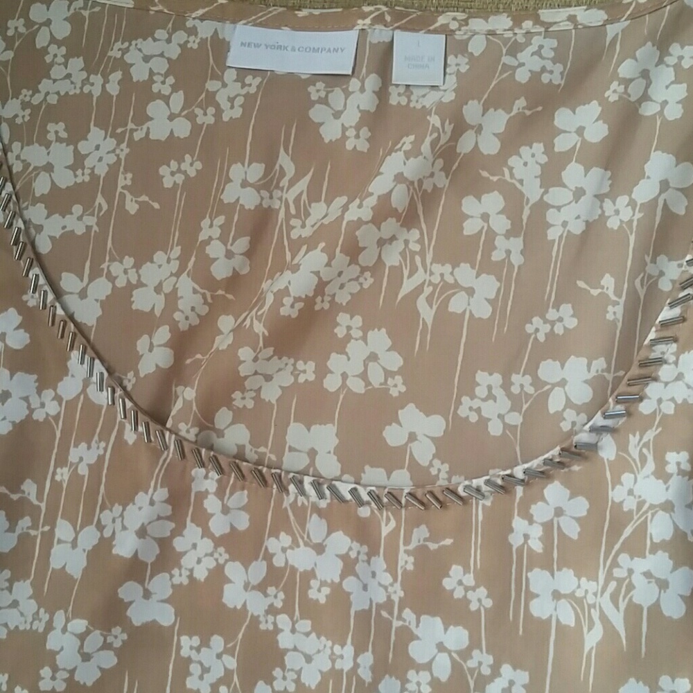 CUTE TOP WITH DETAILED NECKLINE - Picture 2 of 4