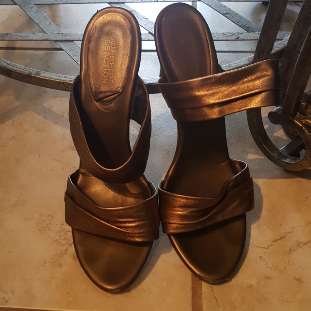 KENNETH COLE REACTION GOLD SANDALS