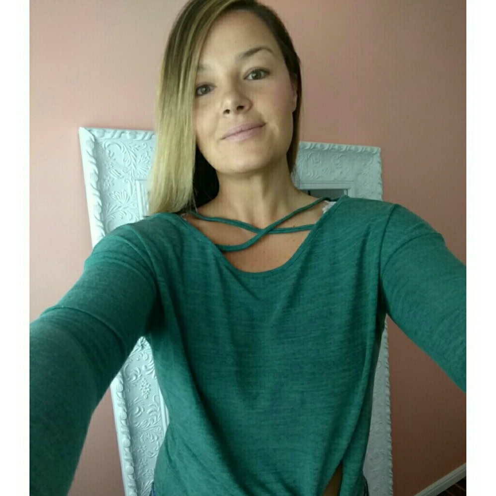 🏷️LAST ONE🏷️🌿CRISS CROSS TOP🌿 - Picture 2 of 6
