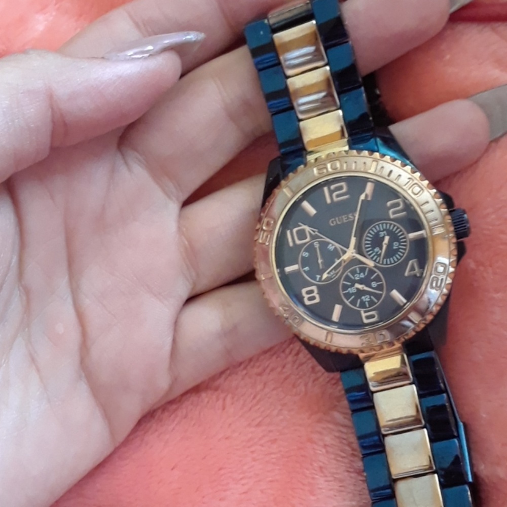 Women Guess watch