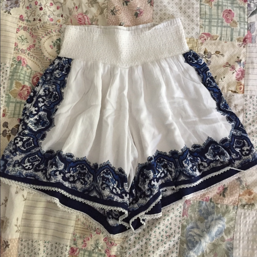 Patterned pull on shorts