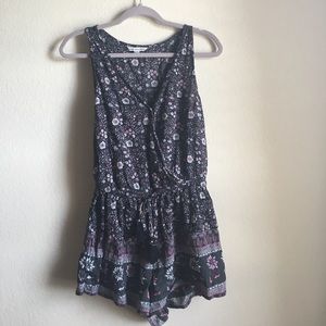 🌷American Eagle Floral romper🌷