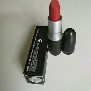 Mac Lustre Lisptick Color 23 Studded kiss