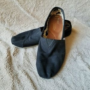 Classic black TOMS