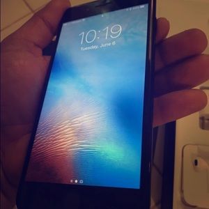 Verizon IPhone 7 Plus 128gb w/ Charger&Earbuds.