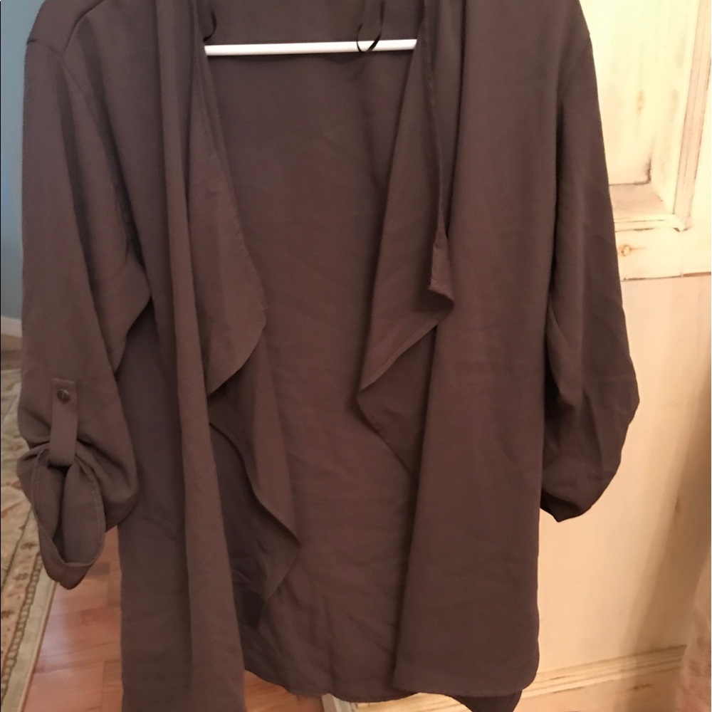 Light weight roll sleeve blazer