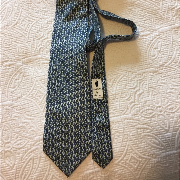 Vineyard Vines Other - Vineyard Vines designer champagne & flutes tie