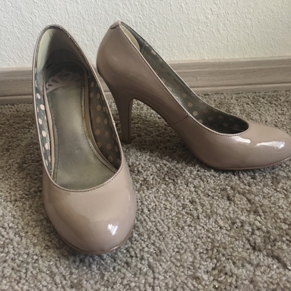Nude heels 2 1/2 inch - Picture 1 of 4
