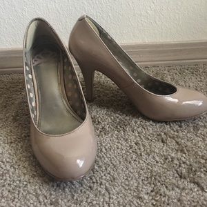 Nude heels 2 1/2 inch