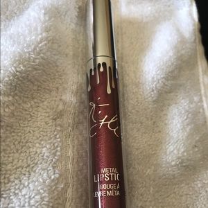 Kylie Cosmetics metal lipstick (Dancer)