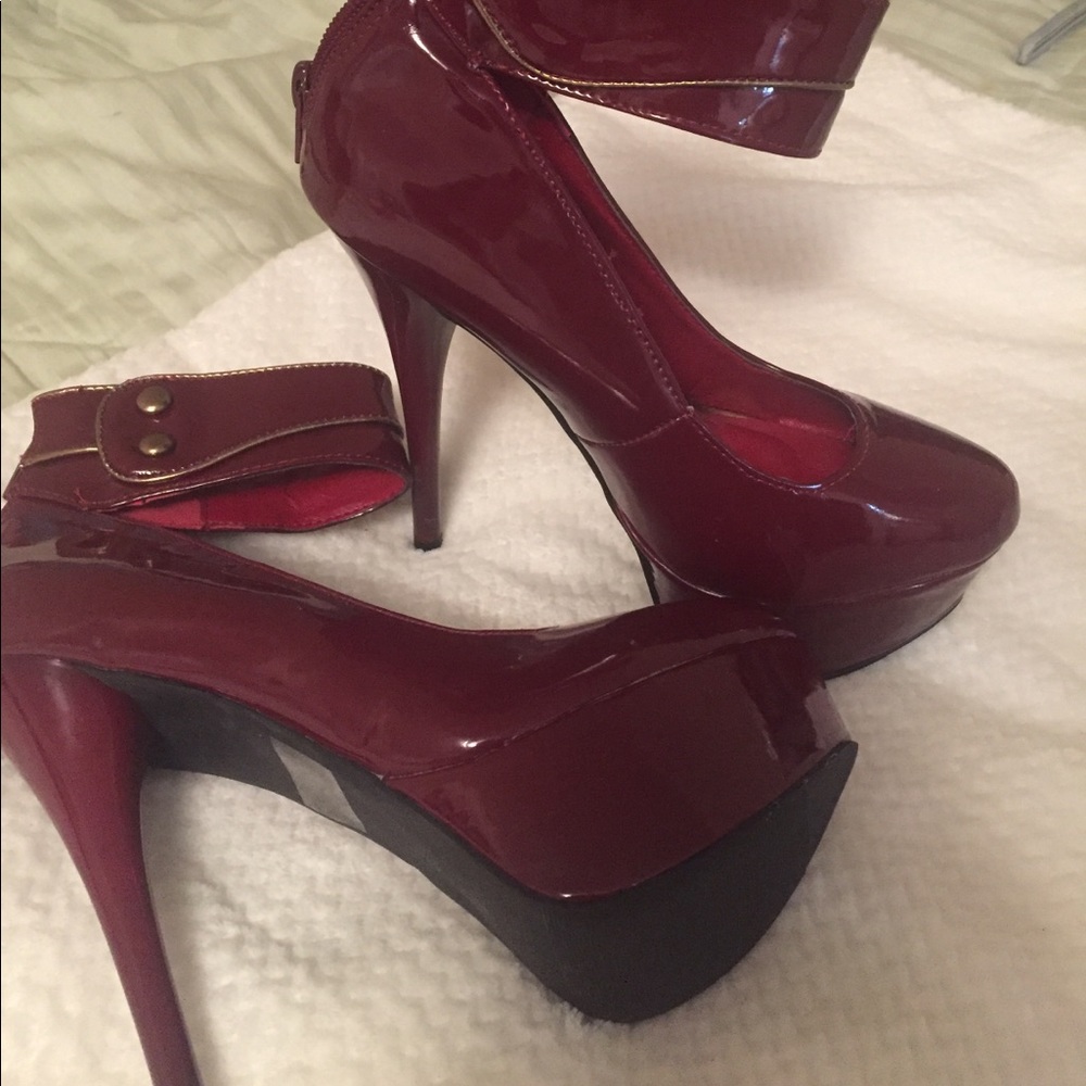 Charlotte Russe burgundy platform size 7