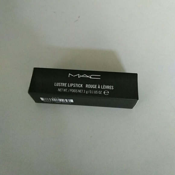 Mac Lustre lipstick color:Diva 10 - Picture 3 of 5
