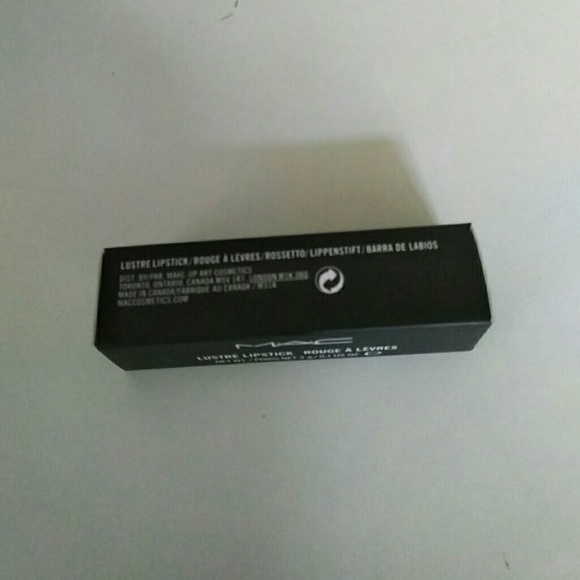 Mac Lustre lipstick color:Diva 10 - Picture 4 of 5